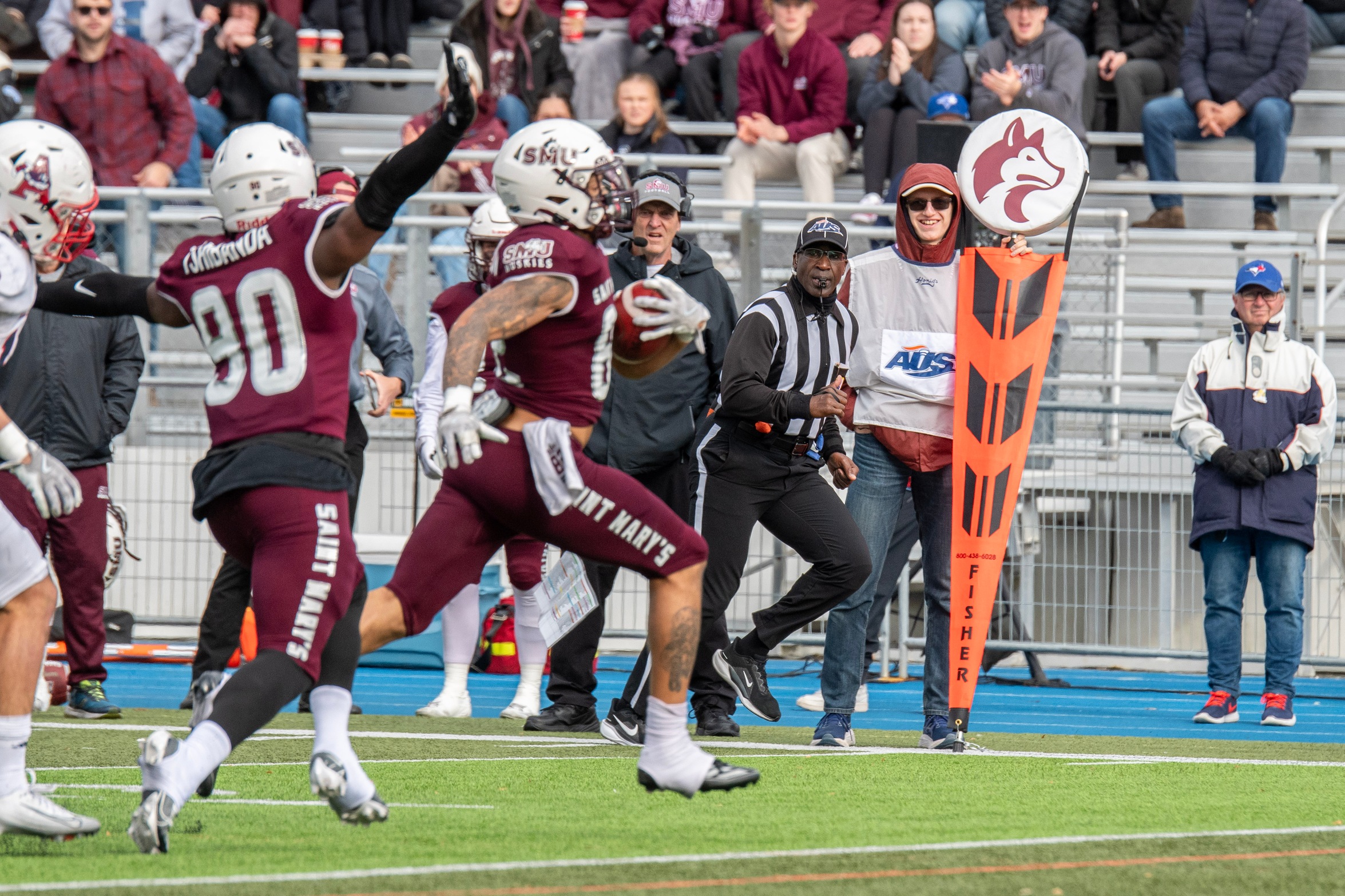 Huskies advance to Loney Bowl with 37-0 win over Acadia
